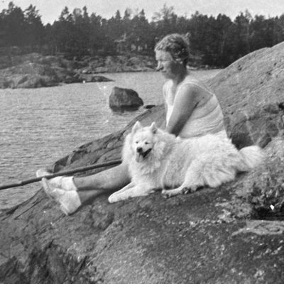 Eva Corander ja valkoinen pystykorva